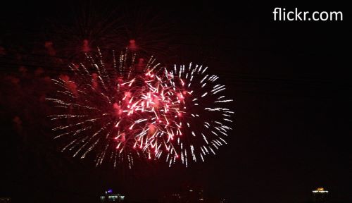 Бессмысленное шоу в условиях войны salut feierverk prazdnik